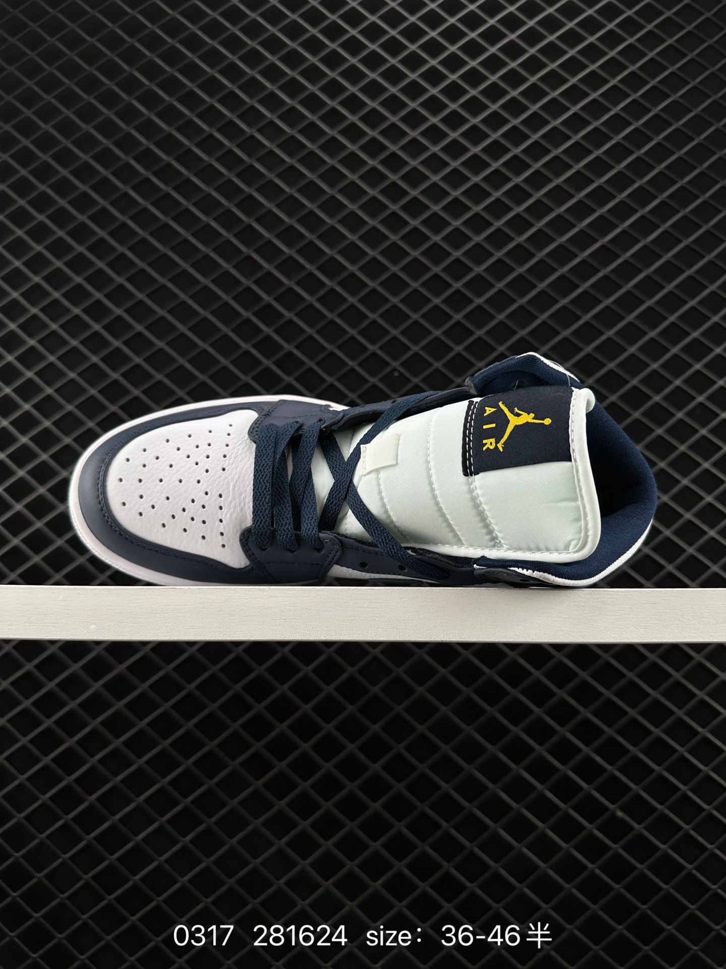 （NIKE）AIR JORDAN 1 MID